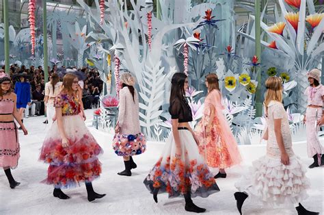 chanel fasion bloemen|chanel's flower show.